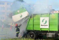 Zeszłoroczny pożar śmieciarki na ul. Śląskiej gasiły dwa zastępy strażaków.