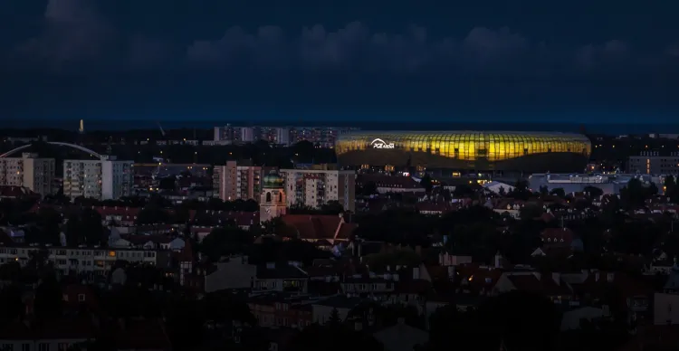 Stadion piłkarski wpisał się już na stałe w panoramę Gdańska, ale logo PGE, które od kilku lat widnieje na jego fasadzie, zniknie w połowie przyszłego roku.