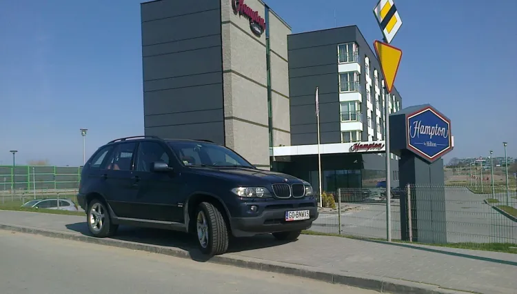 Samochód posła Jacka Kurskiego przez co najmniej dwa dni parkował na chodniku przy lotnisku w Gdańsku.