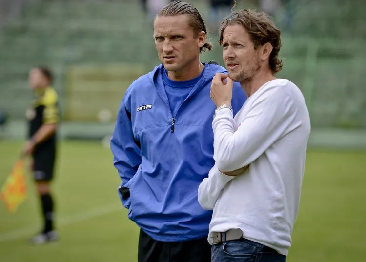 Marcin Martyniuk (z lewej) zastąpił Pawła Budziwojskiego (z prawej) w roli szkoleniowca Bałtyku. Czy utrzyma zespół w III lidze?