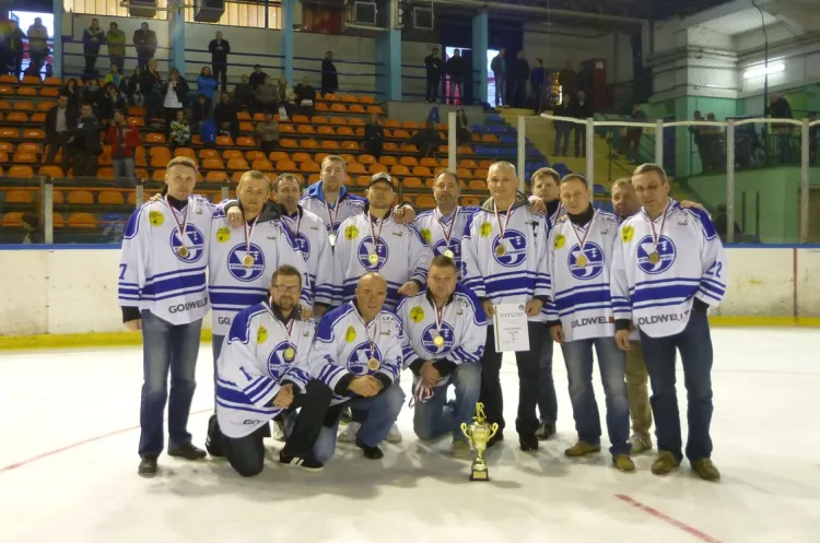 Zespół Stoczniowca z pucharem i medalami za trzecie miejsce w hokejowych mistrzostwach Polski oldbojów. Gdański zespół nie podłamał się porażką 0:12 i wygrał w Sosnowcu wszystkie pozostałe mecze.