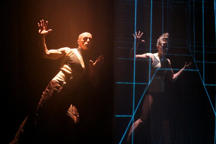 Spektakl "2 twarze" Sopockiego Teatru Tańca rozgrywa się pomiędzy piękną, transową elektroniczną muzyką Bartosza Hervy a sugestywnymi wizualizacjami Łukasza Borosa. Na zdjęciu Jacek Krawczyk i Grażyna Słaboń.