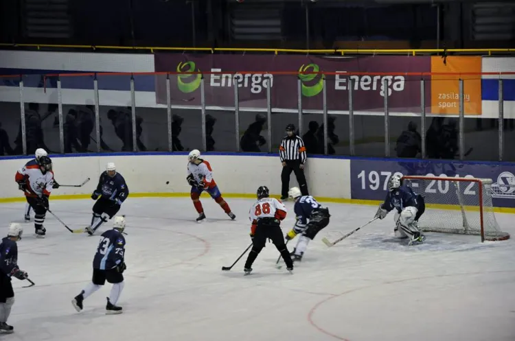Oliwa Hockey Team (biało-czerwone stroje) odzyskali po trzech latach tytuł mistrzów Trójmiejskiej Amatorskiej Ligi Hokeja.