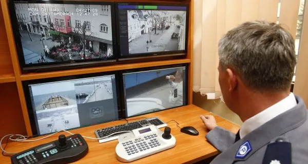Oficer dyżurny pełniący służbę w Komendzie Miejskiej Policji w Sopocie przez kilkadziesiąt minut rozmawiał przez telefon z mieszkańcem Zabrza, który zapowiadał targnięcie się na swoje życie.