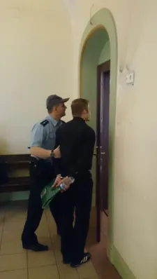 Marcin F. przed wejściem na salę rozpraw.