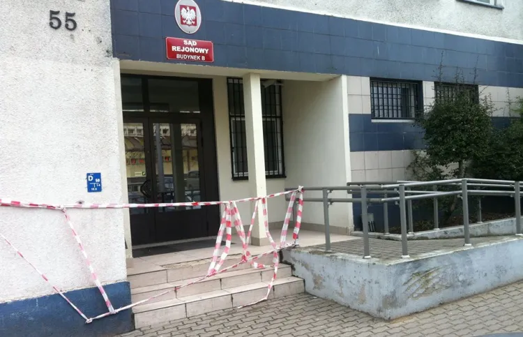Tak - od kilku tygodni - wygląda główne wejście do wydziału gospodarczego gdyńskiego sądu. Boczne też jest zamknięte.
