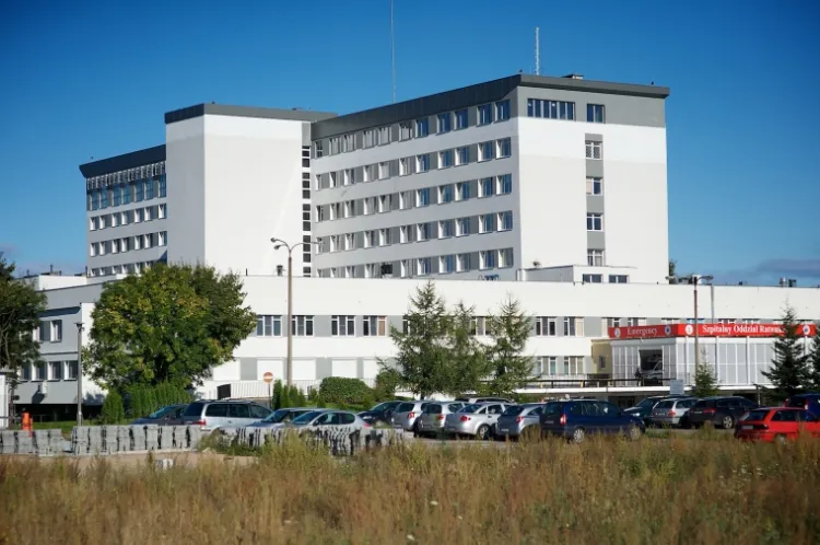 W środę ok. godz. 9 rano z szóstego piętra budynku wypadł pracownik działu administracji szpitala na Zaspie.