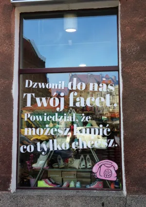 Taki napis widnieje na witrynie jednego ze sklepów obuwniczych w Gdańsku. Śmieszny?