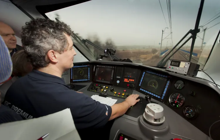 Kabina pociągu Pendolino podczas jazdy testowej. Na liczniku po prawej stronie pulpitu widać osiągniętą prędkość: 291 km/h.