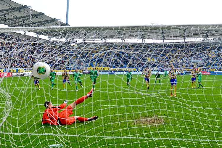 Bohaterem meczu był Mateusz Szwoch, strzelec dwóch bramek. Na zdjęciu zdobywa gola z rzutu karnego.
