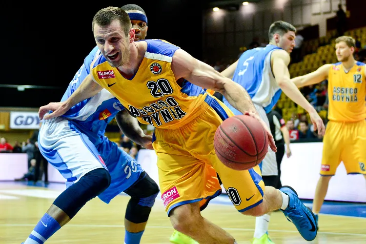 Piotr Szczotka miał najwięcej punktów wśród koszykarzy z Gdyni, a jego rzuty wolne w końcówce meczu przypieczętowały zwycięstwo gospodarzy.