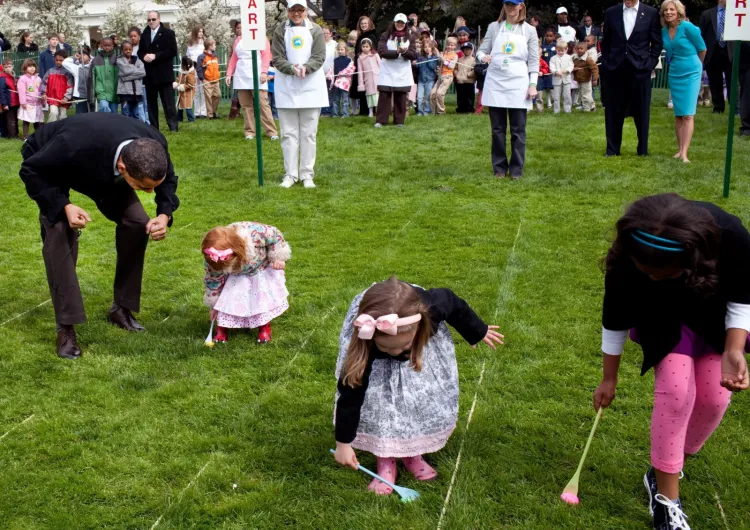 W krajach anglosaskich popularnym wielkanocnym obyczajem jest turlanie ugotowanych jajek przy pomocy specjalnej łyżki. Co roku taki wyścig jaj odbywa się m. in. w Białym Domu. Mężczyzna po lewej stronie zdjęcia, który pochyla się nad rudowłosą dziewczynką, to Barack Obama, prezydent USA.