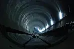 W gotowej nitce tunelu pod Martwą Wisłą trwa wykonywanie drenażu.