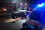 Konsekwencje zderzenia hondy i bmw podczas nielegalnego wyścigu, który odbył się na ul. Polskiej w Gdyni w piątkowy wieczór.