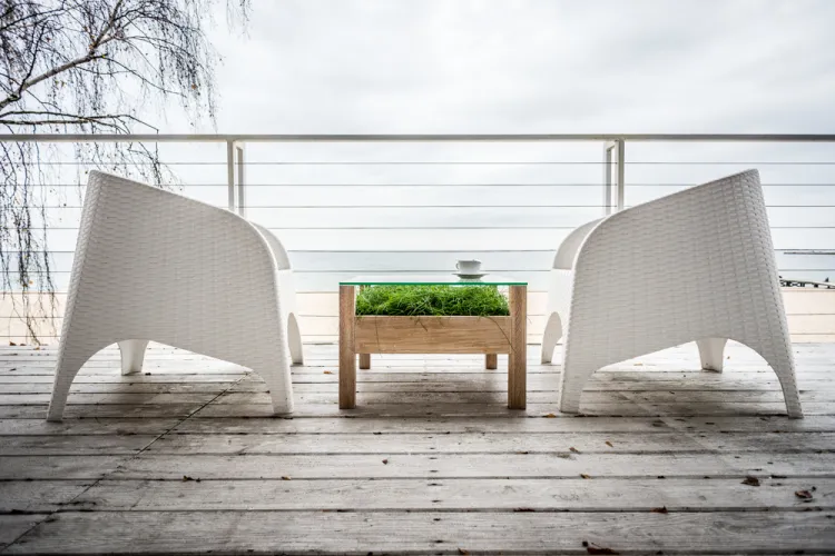 Wśród trendów w projektowaniu tarasów i balkonów od jakiegoś czasu utrzymuje się minimalizm - zestawienie bieli, zieleni i naturalnego drewna. W tendencję tę wpisuje bio stolik z wykorzystaniem kompozycji żywych roślin - propozycja Appo projekt.  