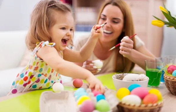 Święta Wielkanocne to czas, który możemy w pełni poświęcić rodzinie. Jak sprawić, by najmłodsi jej członkowie nie odczuwali znudzenia w gąszczu świątecznych przygotowań i tradycji? Podsuwamy kilka pomysłów.