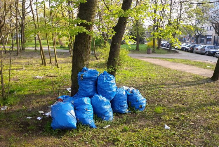 Około 10 worków ze śmieciami, prawdopodobnie liśćmi, od kilku miesięcy stoi w miejskim parku przy ul. Szymanowskiego w Gdańsku.