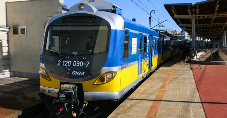 Tabor SKM, choć modernizowany, wciąż opiera się na rozwiązaniach zastosowanych w pociągach dla ruchu regionalnego, a nie miejskiego. Nz. zmodernizowany EZT przez Pesę i ZNTK Mińsk Maz.