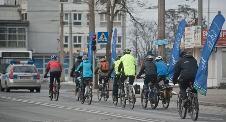 Niewielu rowerzystów w centrum Gdyni decyduje się na opuszczenie chodników i jazdę po ulicy. Na zdj. przejazd zorganizowany w ramach Masy Krytycznej. 