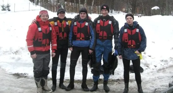 od lewej: Andrzej (instruktor eKajaki.pl) oraz nasza czwórka tuż po instruktażu dt. bezpieczeństwa na wodzie