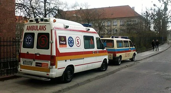 Ambulans i wóz strażacki nie brały udziału w akcji ratunkowej, ale stanęły na chodniku, zmuszając pieszych do chodzenia ulicą.