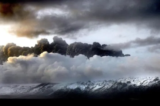 Dym i para wodna wiszące nad wulkanem i lodowcem Eyjafjallajokull w czwartek.