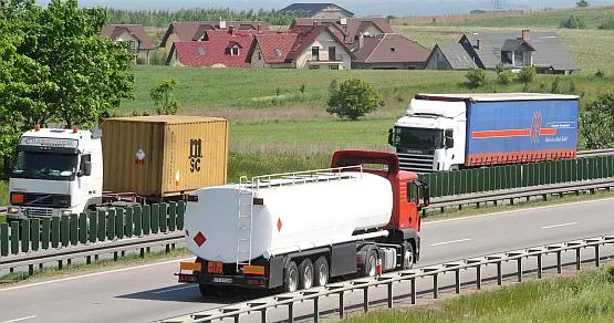 Cieżarówki nie będą mogły jeździć po całej Polsce do poniedziałkowego poranka.