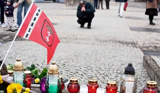 Trójmiasto pogrążone w żałobie. Mieszkańcy Gdańska składają kwiaty pod pomnikiem Poległych Stoczniowców na Placu Solidarności.