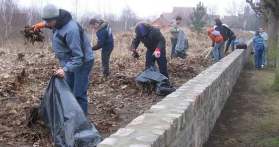 Młodzież z Sopockiego Stowarzyszenia Kulturystyki i Rekreacji już po raz kolejny weźmie udział w akcji sprzątania miasta. W zeszłym roku zajęła się terenami przy sopockiej plaży, w tym roku posprząta Hipodrom.