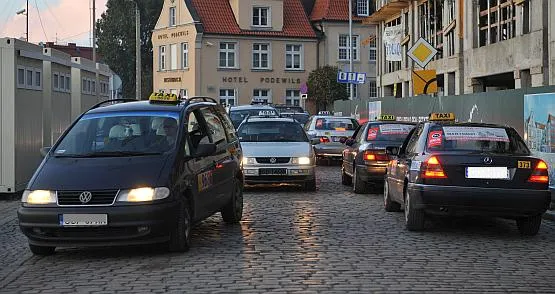 Zarządy największych gdańskich zrzeszeń taksówkarzy zawarły zmowę cenową - stwierdził UOKiK.