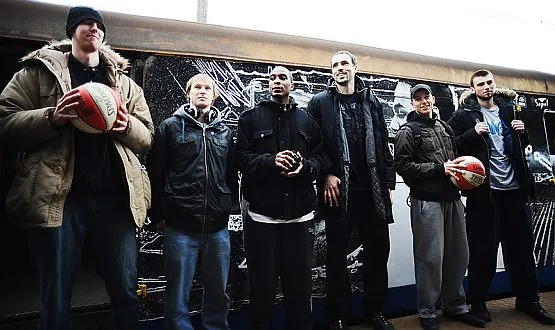 Koszykarze klubu Trefl Sopot na przystanku w Kamiennym Potoku przed "swoją" SKM-ką.