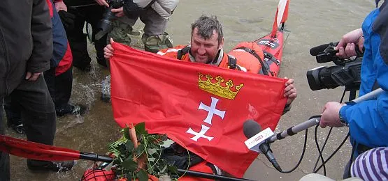 941 km przepłynął swoim kajakiem Marek Kamiński, zanim w sobotę rano dopłynął na plażę w Sobieszewie.