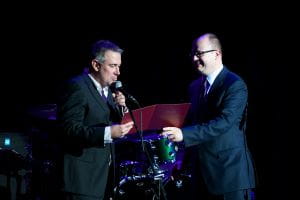 Podczas koncertu inaugurującego IV Siesta Festival prezydent Paweł Adamowicz pogratulował Marcinowi Kydryńskiemu 25. lat na antenie radiowej Trójki, wręczając mu Nagrodę Kulturalną Miasta Gdańska.