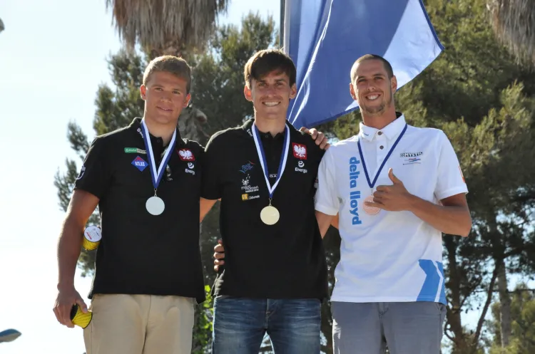 Od lewej: Paweł Tarnowski, Piotr Myszka oraz mistrz olimpijski Dorian Van Rijsselberge, czyli najlepsi w klasie RS:X podczas regat kończących sezon 2013/14 w Pucharze Świata.