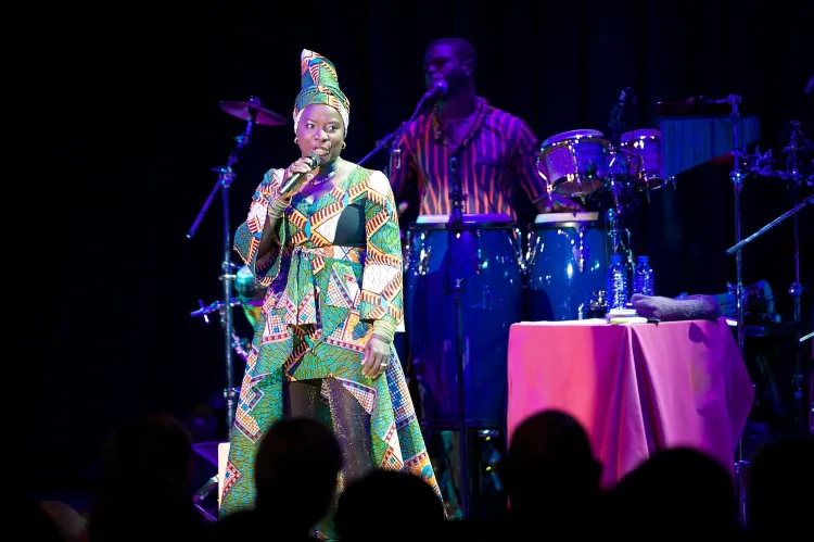 Angelique Kidjo to artystka totalna. Jej koncerty to propagandowe show, mające na celu poinformowanie słuchaczy na całym świecie o problemach, z jakimi na co dzień zmagają się afrykańskie kobiety. To również okazja do wspaniałej zabawy przy znakomitej muzyce.