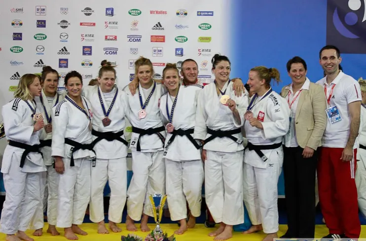 Polki na podium w Montpellier cieszą się z brązowych medali mistrzostw Europy.