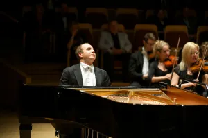 Ukraiński pianista Aleksander Gawryluk absorbował uwagę słuchaczy od pierwszych dźwięków dając popis wirtuozerii i muzykalności. 