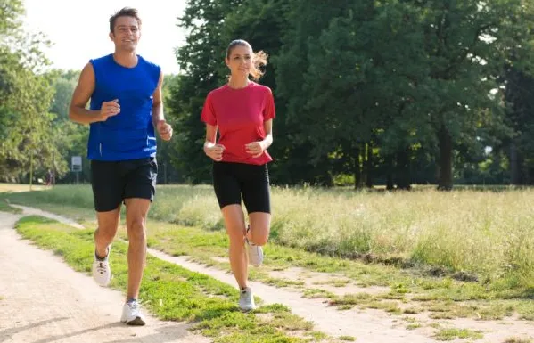 Strój do biegania musi być przede wszystkim wygodny. Poszczególne elementy garderoby mają różne zastosowanie, ale przede wszystkim powinny zwiększać komfort podczas biegu oraz chronić ciało.