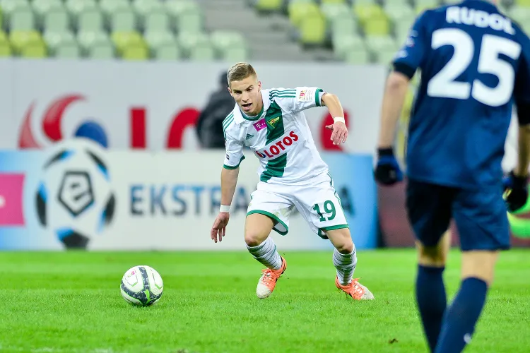 Aleksander Jagiełło wiosną rozegrał zaledwie 18 minut w ekstraklasie, wchodząc na boisko w meczach z Pogonią Szczecin i Widzewem Łódź. Ponadto zaliczył 6 spotkań w III-ligowych rezerwach Lechii. 19-latek wciąż czeka na debiutanckiego gola w biało-zielonych barwach. 