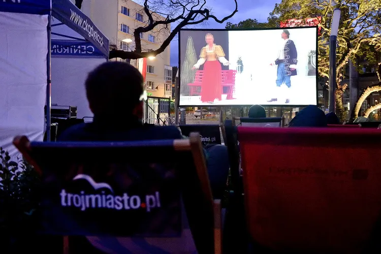 Spektakl obejrzeć można było przed gdyńskim Infoboxem. Ekran umieszczono na placu, zaś leżaki dla publiczności na trawniku obak przystanku autobusowego "Skwer Kościuszki - Infobox".