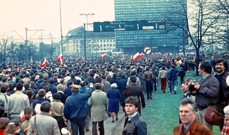 Pochód pierwszomajowy w 1982 r. był demonstracją siły Solidarności, mimo wprowadzonego stanu wojennego.