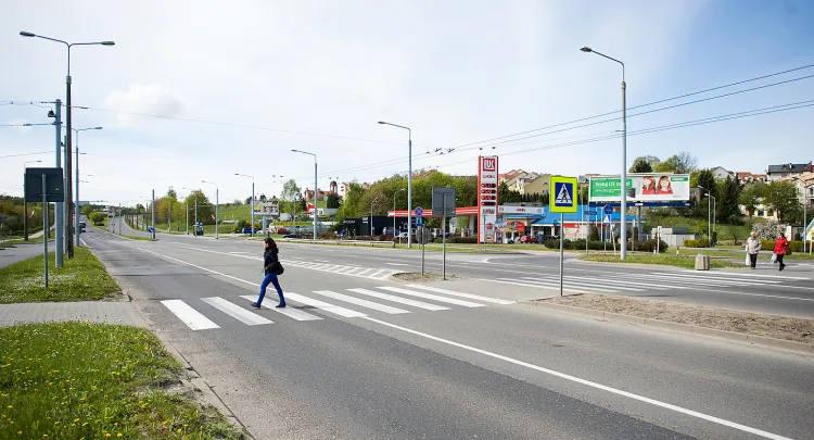 Przejście przez Wielkopolską w tym miejscu, zwłaszcza podczas szczytu komunikacyjnego, jest sporym problemem. Ulice bez samochodów można zobaczyć rzadko, np. 2 maja.
