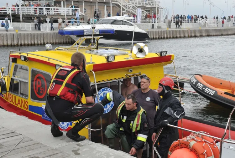 Dzięki szybkiej interwencji ratowników, rozbitków z łodzi "Skarabeusz" udało się uratować - trafili na pokład karetki wodnej, gdzie udzielono im pomocy.