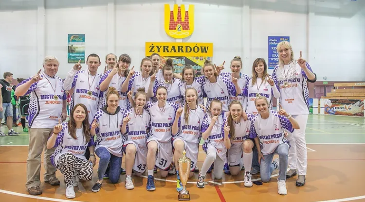 Prezes Bogusław Witkowski oraz trenerka, Katarzyna Dydek, cieszą się razem z drużyną z mistrzostwa Polski U-18.