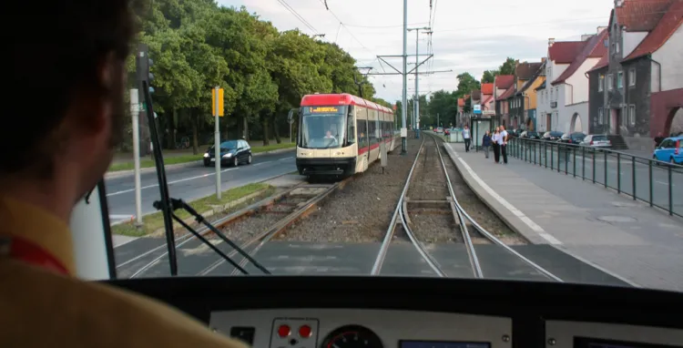 Oprócz uzyskania uprawnień do prowadzenia tramwajów, motorniczowie są dodatkowo szkoleni do kierowania konkretnymi modelami pojazdów.