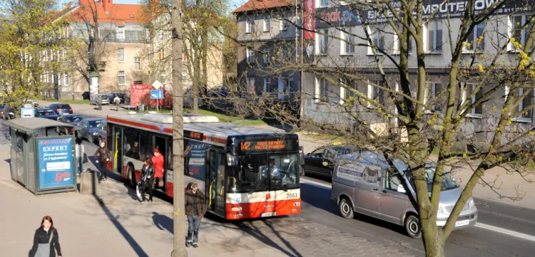 Jeszcze ok. dwa lata temu wszystkie autobusy kursowały ul. "starą" Słowackiego. Teraz jeździć będą tędy autobusy dwóch linii.