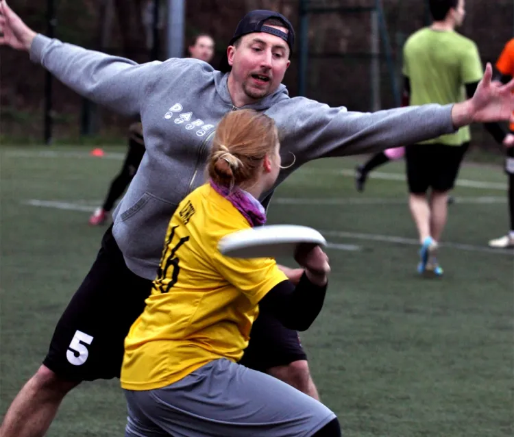 Siedmioosobowe drużyny grające frisbee w ultimate można coraz częściej spotkać na trójmiejskich boiskach czy w parkach.