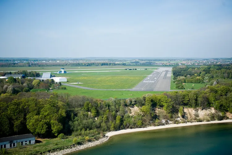 Lotnisko Gdynia-Kosakowo. Widok od strony zatoki.