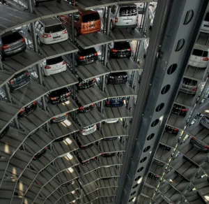 Podobne konstrukcje działają już na świecie. Na zdjęciu parking w niemieckim Wolfsburgu, niedaleko fabryki Volkswagena w motoryzacyjnym parku rozrywki o nazwie "Autostadt".