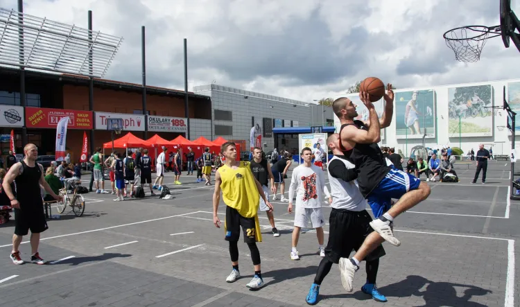 Na boiskach przy galerii handlowej koszykarze rywalizowali w trzech kategoriach.
